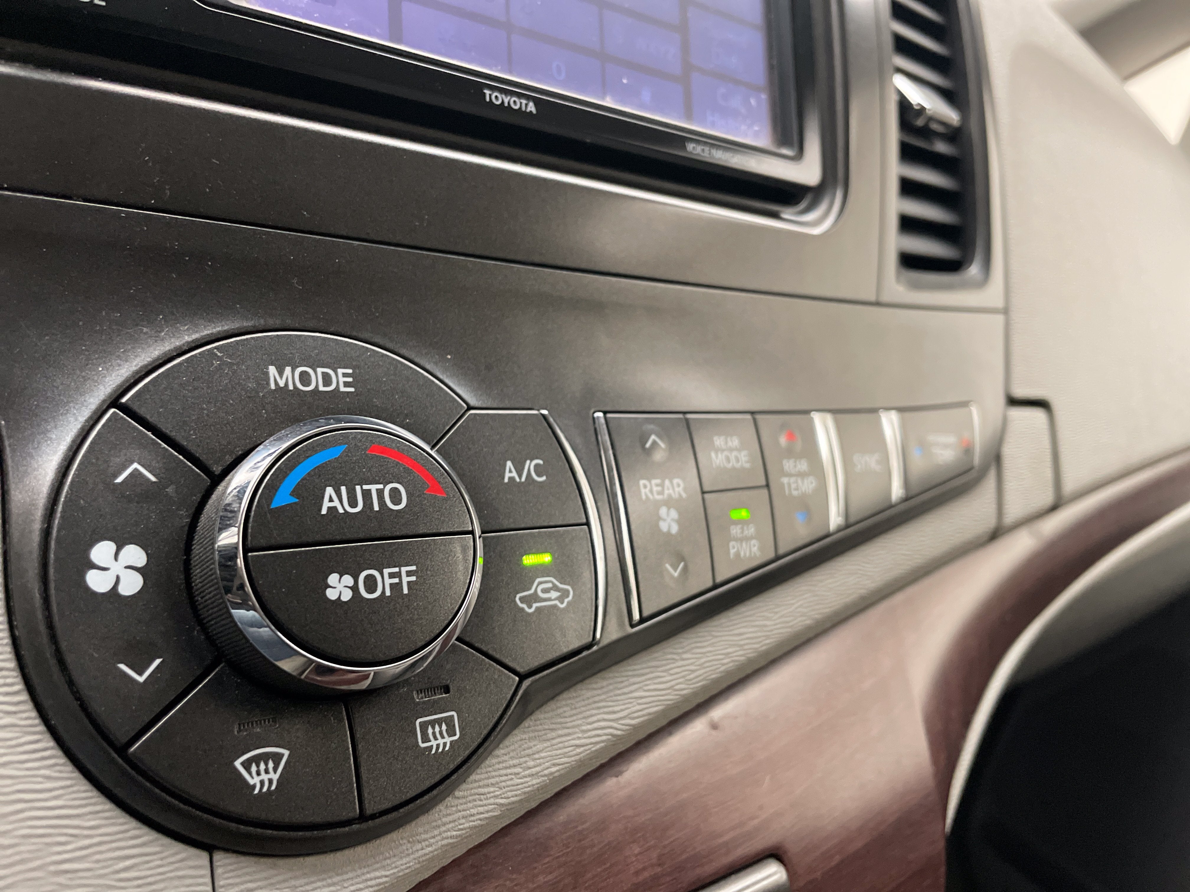 2013 Toyota Sienna XLE V6 8 Passenger