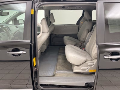 2013 Toyota Sienna XLE V6 8 Passenger