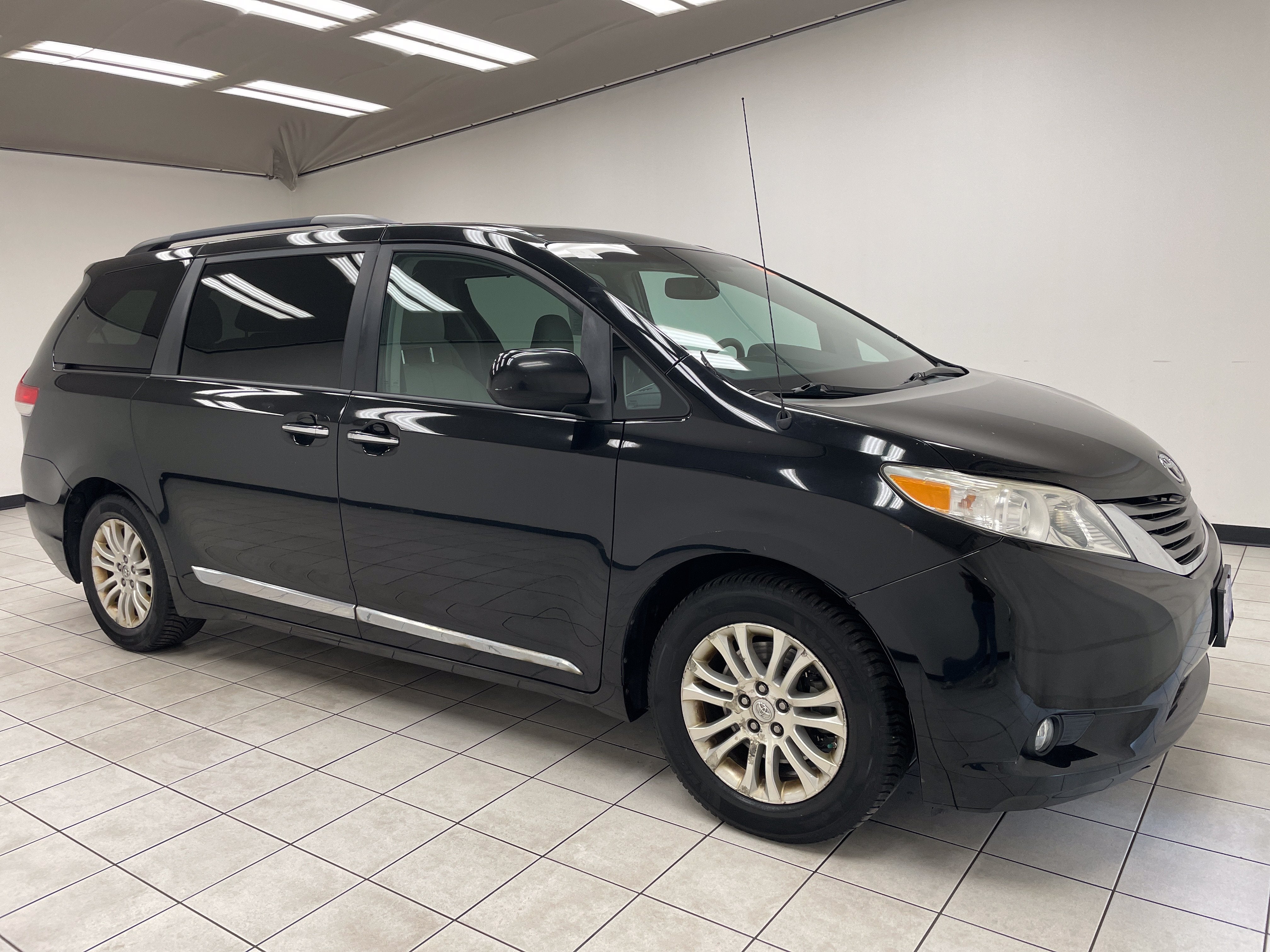 2013 Toyota Sienna XLE V6 8 Passenger