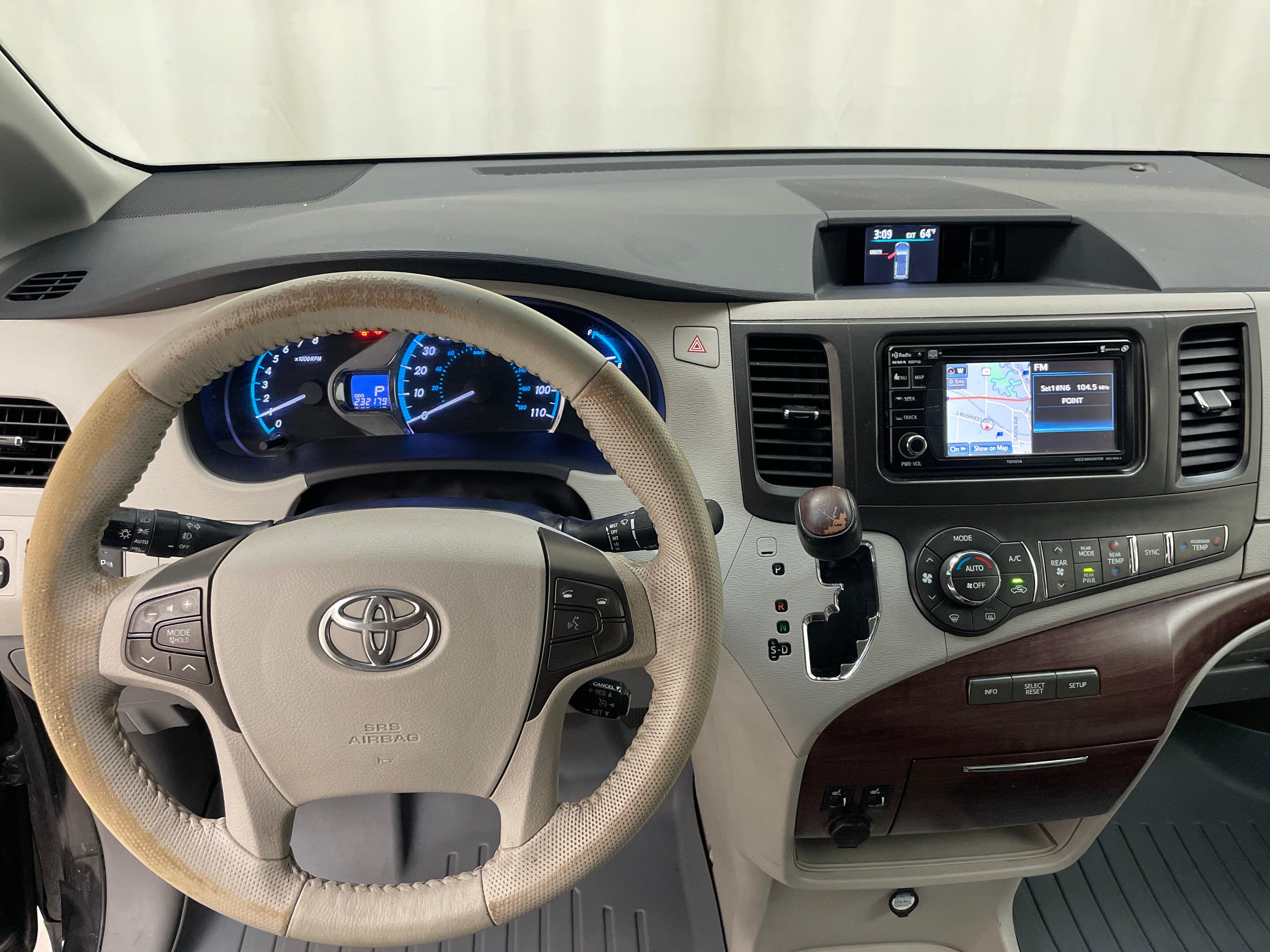 2013 Toyota Sienna XLE V6 8 Passenger