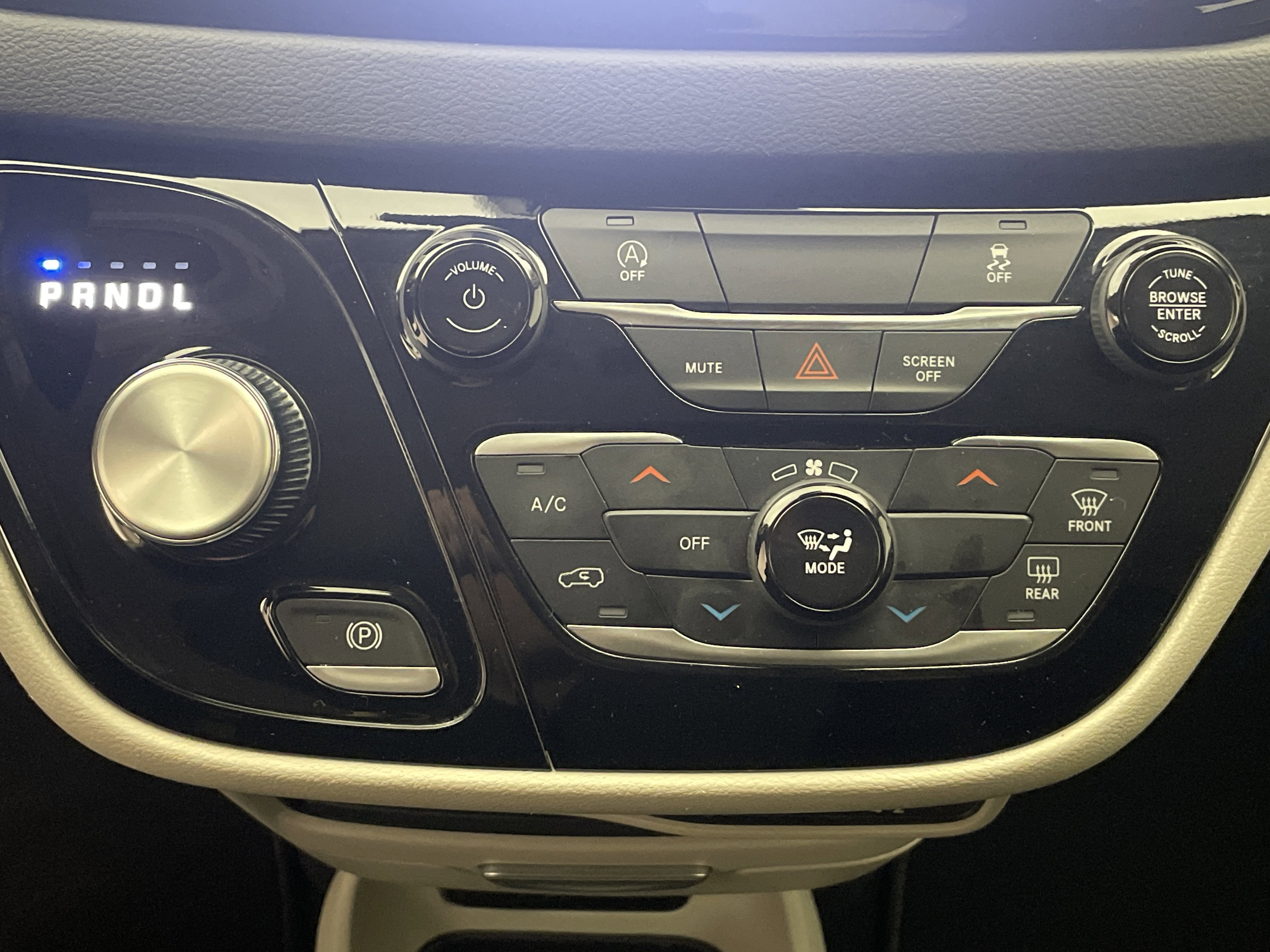 2024 Chrysler Voyager LX