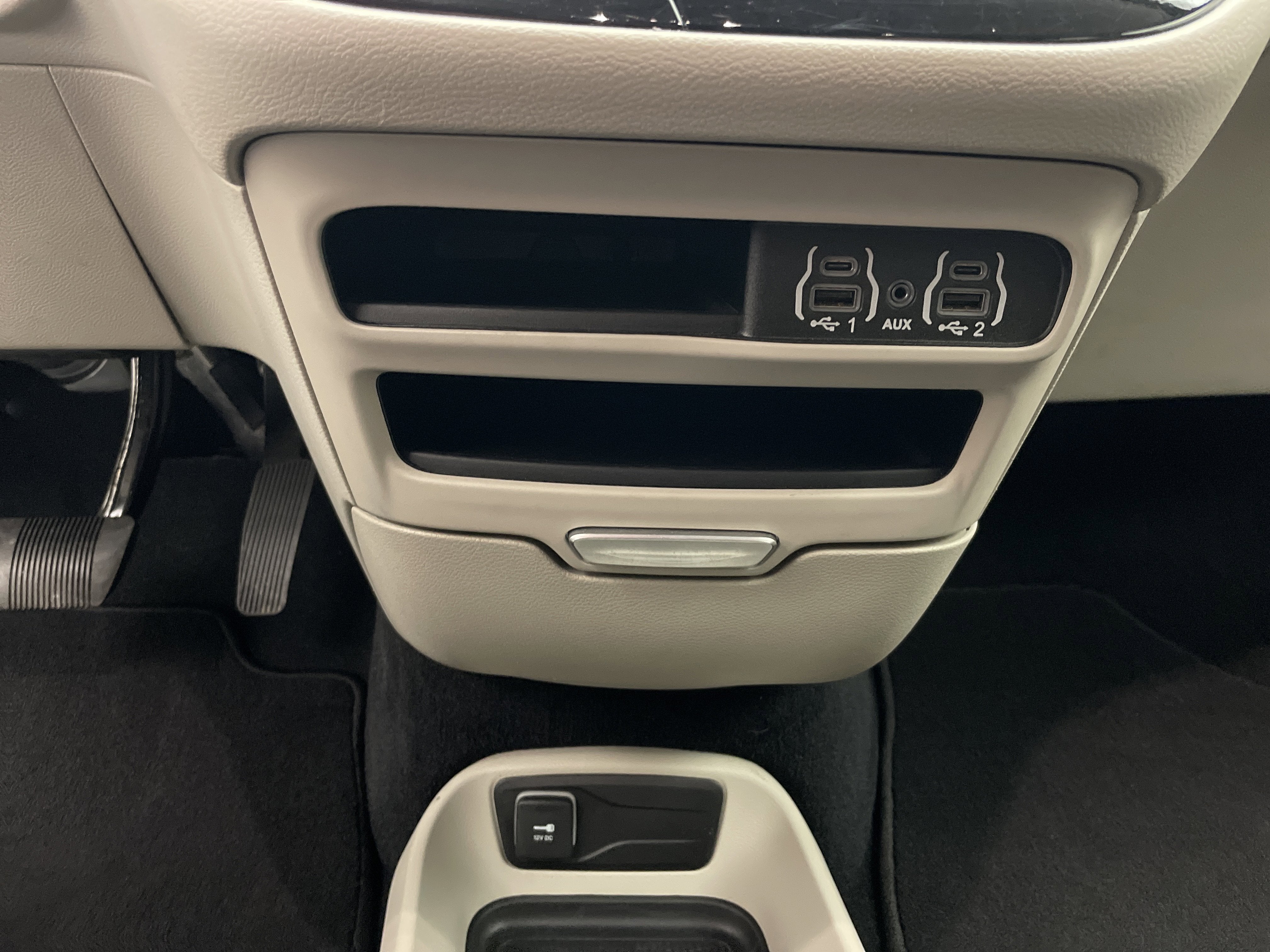 2024 Chrysler Voyager LX