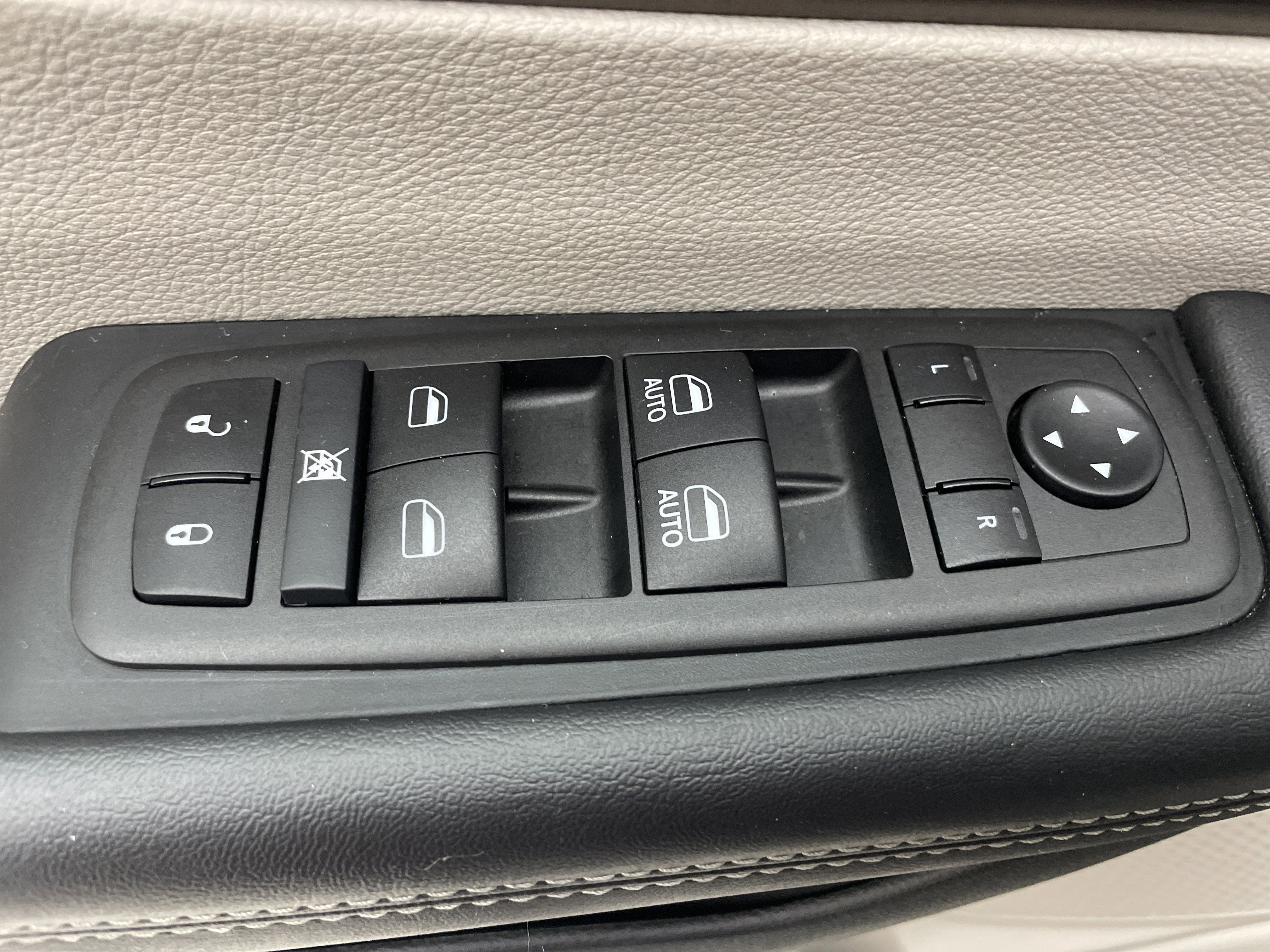 2024 Chrysler Voyager LX