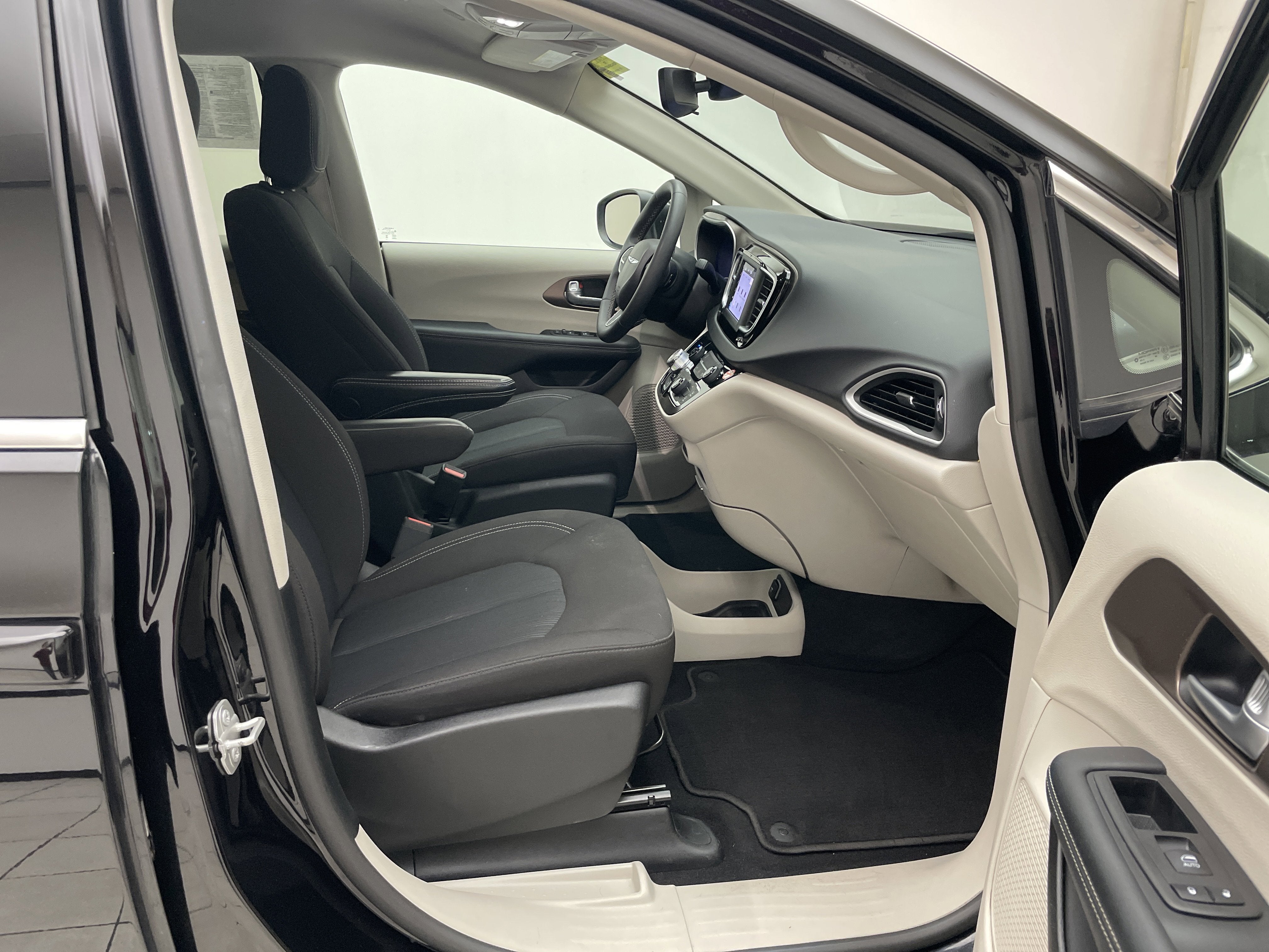 2024 Chrysler Voyager LX