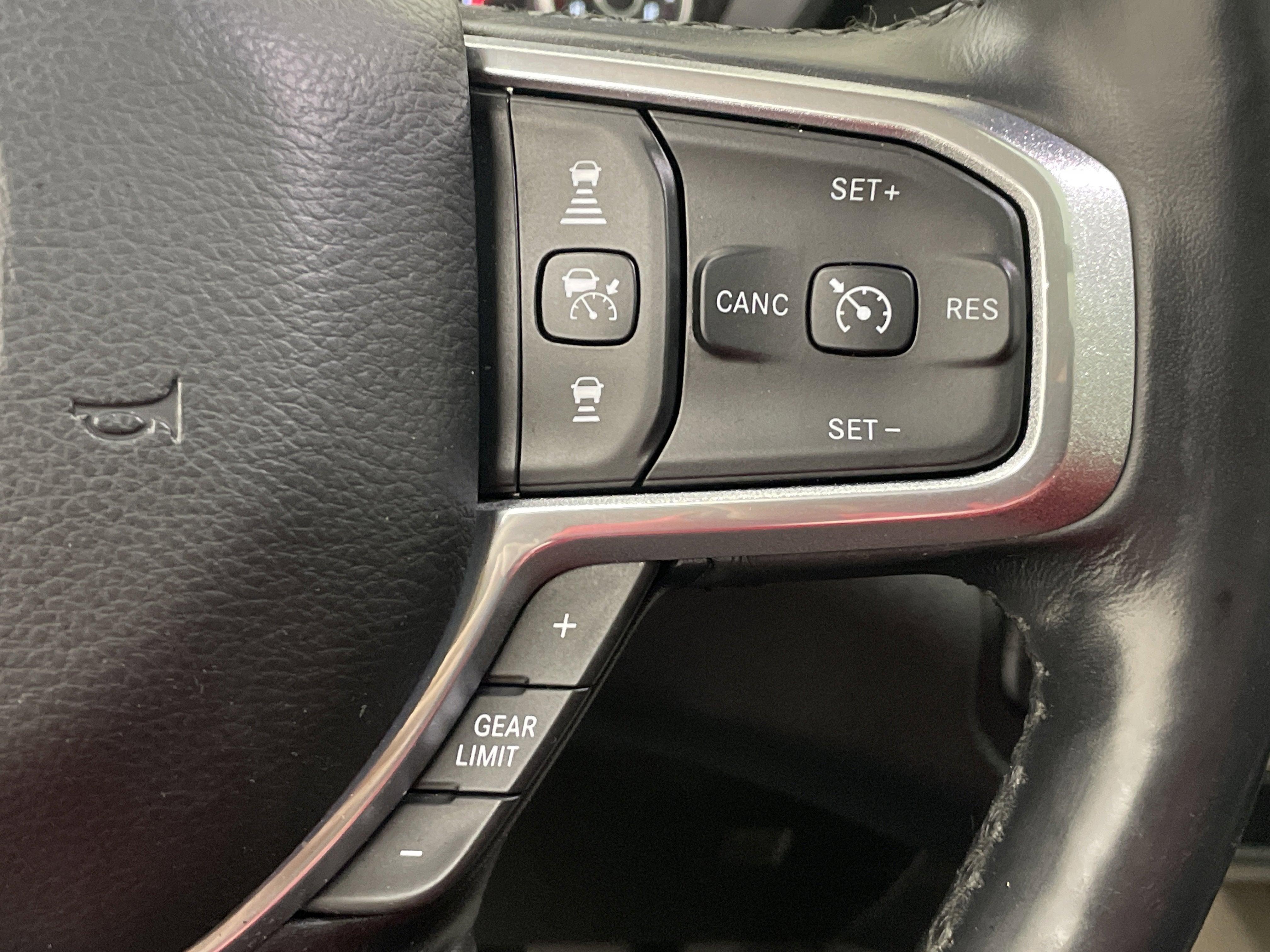 2019 RAM 1500 Laramie Crew Cab 4x4 5'7" Box