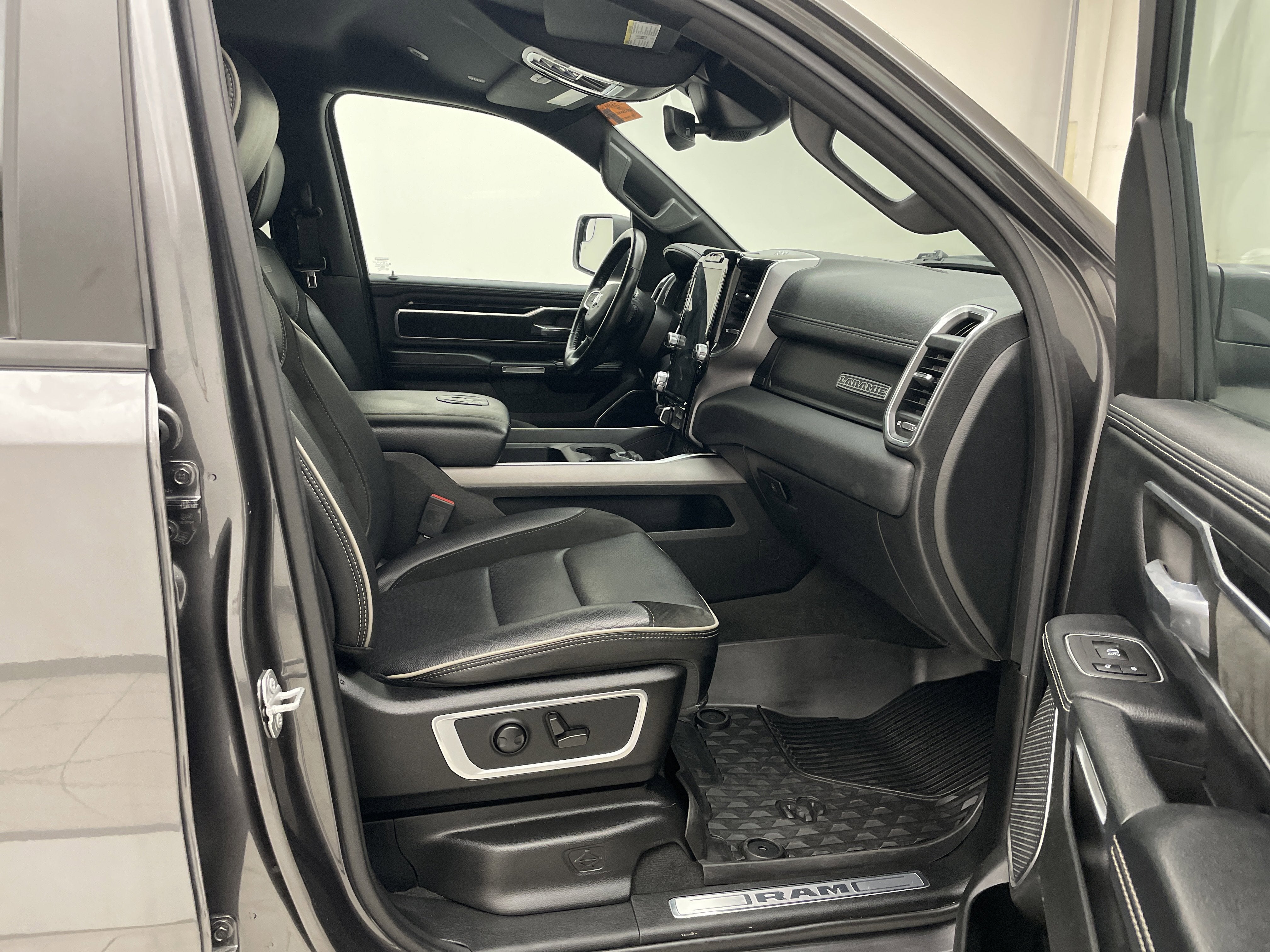 2022 RAM 1500 Laramie Crew Cab 4x4 6'4" Box